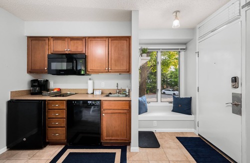 Acme Condo | Near wineries, golf and horse show! Grand Traverse Bay beach 300' from condo!n