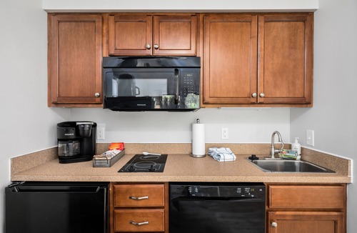 Acme Condo | Near wineries, golf and horse show! Grand Traverse Bay beach 300' from condo!n