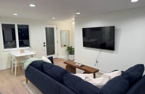 Bryant Pattengill West Apartment | New 2024-Renovated Modern Farmhouse - 4 Bed Top Floor Unit