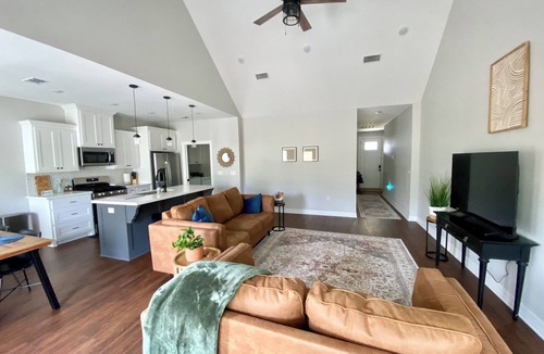 Lufkin House | New 3 bed 2 bath home in safe neighborhood near Angelina College