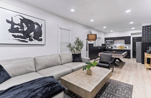 Lincoln Park House | New! 5BR: Pool Table, Gym, Fire Pit & Wi-Fi
