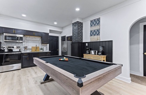 Lincoln Park House | New! 5BR: Pool Table, Gym, Fire Pit & Wi-Fi
