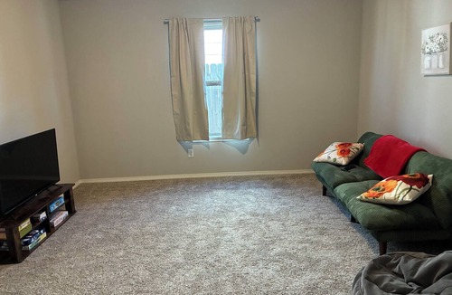 Broken Arrow House | New, clean, spacious and cozy! Pet friendly!