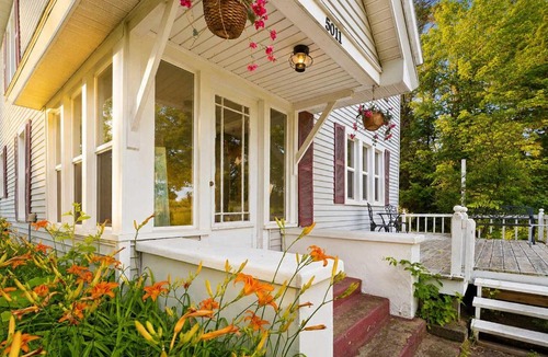 New Era House | New Era Farmhouse, Jacuzzi Tub & Orchard Views