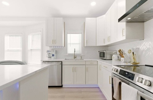 Hanover Place House | NEW! Gated, Modern, Clean, 6 bdr, 4 bth, convenient location