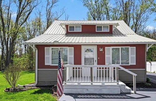 Syracuse House | NEW! Home in beautiful Syracuse with cozy lake vibes and seconds from the water