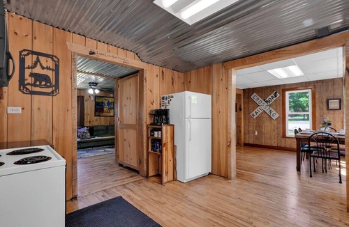 Trout Lake House | New Listing! 4 Bedroom Home 2 mins from the Lake-Boating-Fishing-Fire Pit