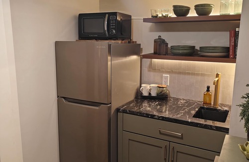 Payne - Phalen House | New modern 1-bedroom lower unit in Saint Paul home. Private, WiFi, coffee!