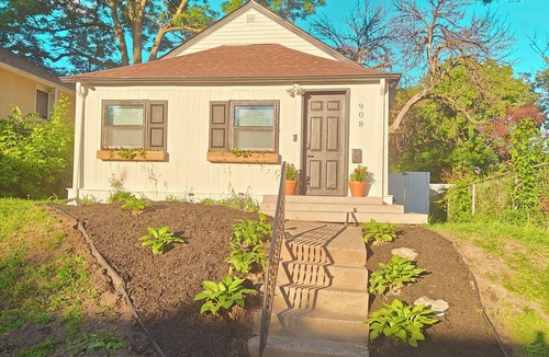 Payne - Phalen House | New modern 1-bedroom lower unit in Saint Paul home. Private, WiFi, coffee!