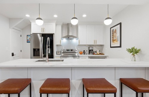 Andersonville Condo | NEW! Newly Renovated 3BR/2BA in Heart of Andersonville