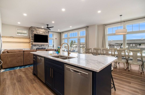 Ludington Condo | New pool! New Building! Swim, Soak & Stay. Sleeps 18!