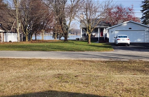 Canadian Lakes House | NEW! Royal Bungalow Lake House W/Lake view & access - Canadian Lakes