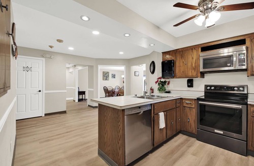 Greenfield House | New Spacious 8-bedroom house on large private lot close to Milwaukee attractions