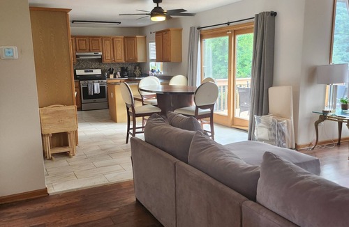 Schererville House | New to VRBO! Sweet Home Schererville, IN! 3bd/3 bath. Sleeps 6. Close to Chicago
