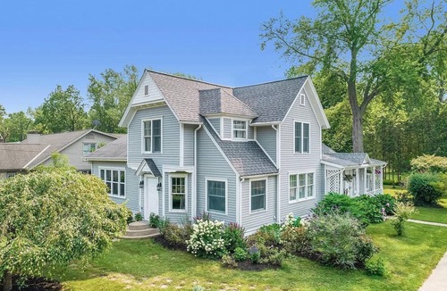 South Haven House | Newly Renovated Cottage 5 minutes from the Beach!