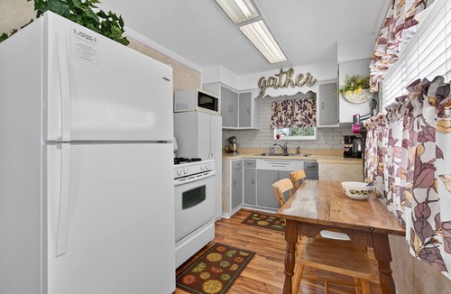 Morris Cottage | Newly Updated Canal Cottage 3 Queen Beds Sleeps 6 No Cleaning Fees