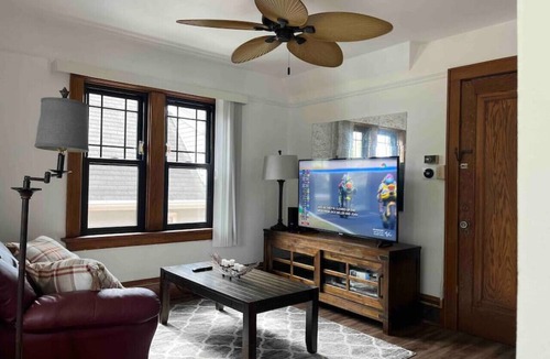 West Allis Apartment | Nice 1 BR Apt, WIFI & Office, Near State Fair and Milwaukee Mile