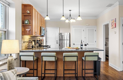 St. Ben's Apartment | North Center Chicago - Walkable - Transit Accessible - King & Queen Beds