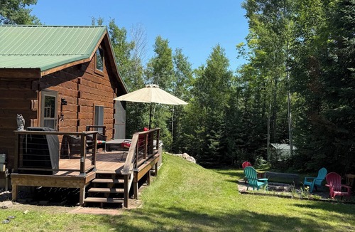 Hibbing Cabin | Northwoods Log Cabin on Peaceful Lake/Screened Porch/Pontoon/Fireplace