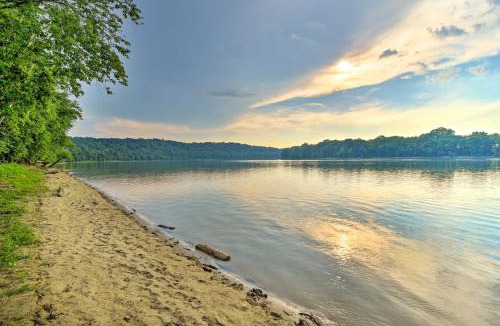 Battletown House | Ohio River Views: Home w/Fireplace & Deck!