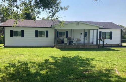 Loraine House | Old Fashioned Getaway is 7 acres of peaceful country living.