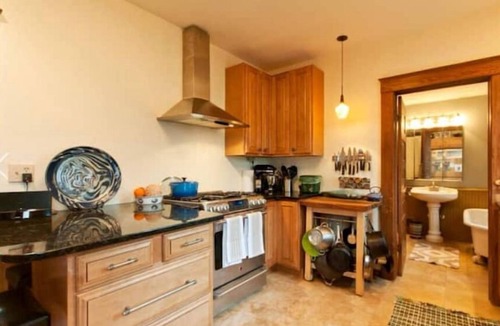 Old West Side House | OldWestside Home-Hot tub, Yard, Central Location