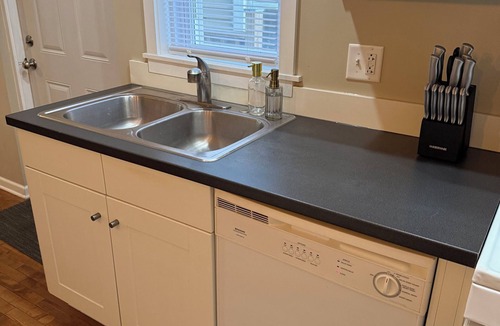 Lower West Side Apartment | Paradise Lounge 3bd apartment in Central Chicago with AC & Balcony