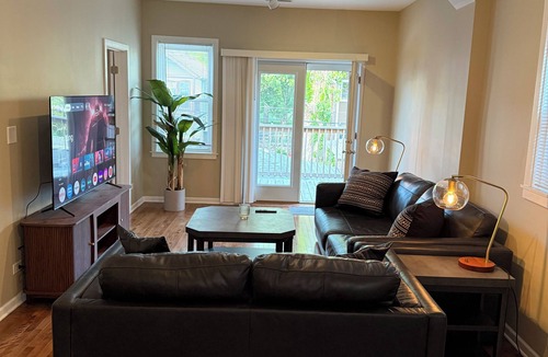 Lower West Side Apartment | Paradise Lounge 3bd apartment in Central Chicago with AC & Balcony