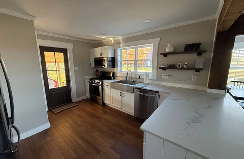 Anna House | Pa’s House is an enjoyable, entirely remodeled, 2-bedroom farmhouse near Anna.