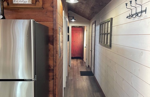 Benton Cabin | Paws and Unwind at Black Dog Cabins, 2-bedroom cabin 1/2 mile South of Rend Lake