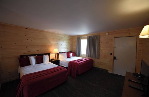 Mackinaw City Hotel | Peaceful 1-bedroom in the heart of downtown Mackinaw City.