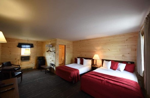 Mackinaw City Hotel | Peaceful 1-bedroom in the heart of downtown Mackinaw City.