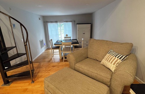 Mitchell Cottage | Peaceful Garden Cottage Near U of M in Ann Arbor Sleeps 4