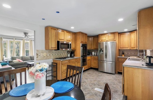 Barnhart House | Peaceful hilltop country living, 10 mins to stores