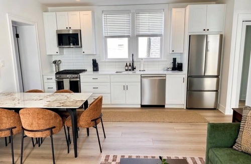 Evanston Apartment | Peaceful King+Queen - 2BR+2BA - WFH Apt - Near: Northwestern-Chicago-Beach