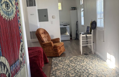Kansas City Cottage | Peaceful Minimalism. WALK to TROLLY, Whole Foods. UMKC, Rockhurst U