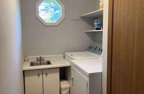Le Center House | Peaceful Place by the Lake Near Cleveland MN