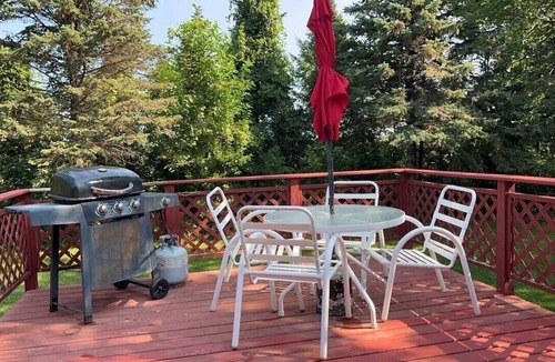 Le Center House | Peaceful Place by the Lake Near Cleveland MN