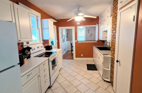 Blue Springs House | Peaceful Stay - Hot Tub & Gorgeous Fenced Backyard