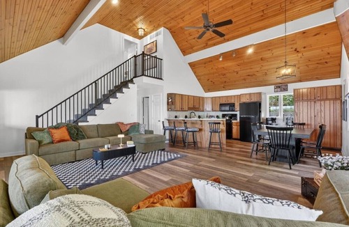 Fremont House | Perfect Storm: Hot Tub, Sleeps 10, Sandy Beach