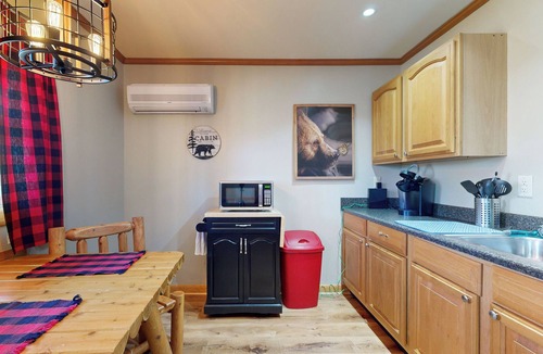 Murphysboro Apartment | Pet Friendly! Couples Retreat in Southern Illinois
