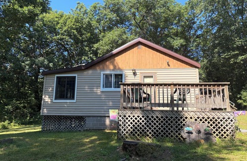 Westfield Cabin | Pet-Friendly, Cozy 2-bedroom cabin near crystal blue Wood Lake with AC