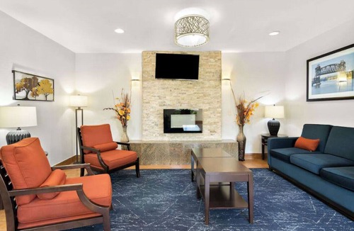 Joliet Hotel | Pet-Friendly Hotel Stay Near Route 66 Raceway & Chicagoland Speedway