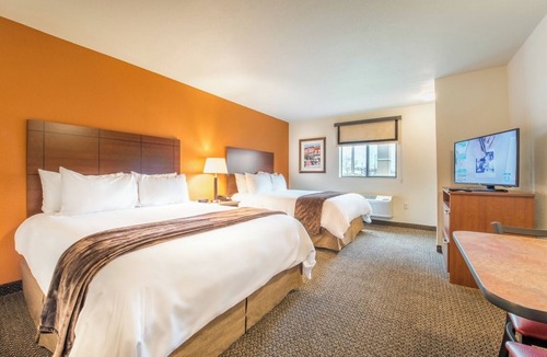 North Aurora Hotel | Pet-Friendly North Aurora Getaway | Fully Equipped Kitchen & Free Parking