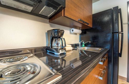 North Aurora Hotel | Pet-Friendly North Aurora Getaway | Fully Equipped Kitchen & Free Parking