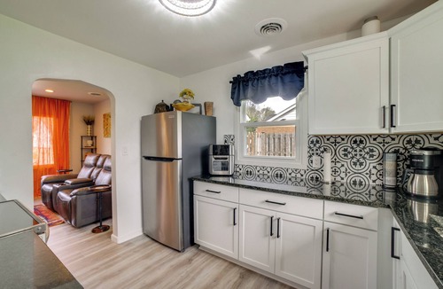 La Porte House | Pet Friendly w/Yard! Modern La Porte Home By Dtwn