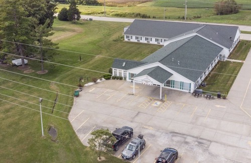 Red Bud Bed & Breakfast | Petite Queen Economy Room in a Friendly Town!