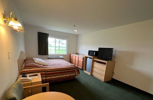 Red Bud Bed & Breakfast | Petite Single King Suite with Free Parking!