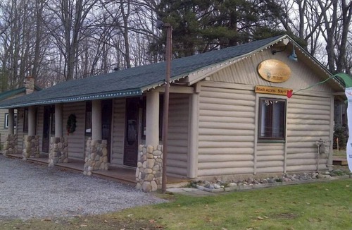 Gaylord Hotel | Pine Cone Inn - Room M7 Otsego Lake with beach access & State park