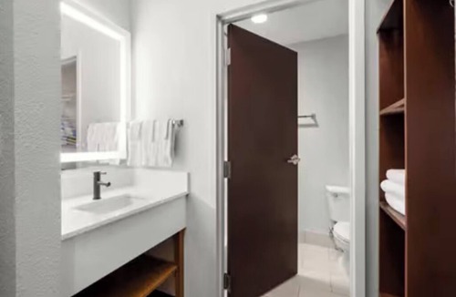 South Baton Rouge Hotel | Pleasant Stay Near LSU – Baton Rouge's Go-To Room for Value & Family Stays